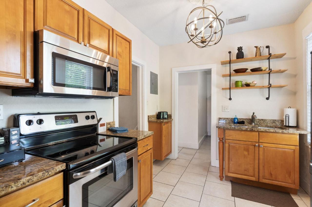 Four Different Options At One Great Location-- 1 - Spacious 3 Bed 2 Bath House Or 2- 2Nd Floor 2 Bed 1 Bath Guesthouse Or 3- 1St Floor Studio Or 3- A Tiny Home Rv Τάμπα Εξωτερικό φωτογραφία
