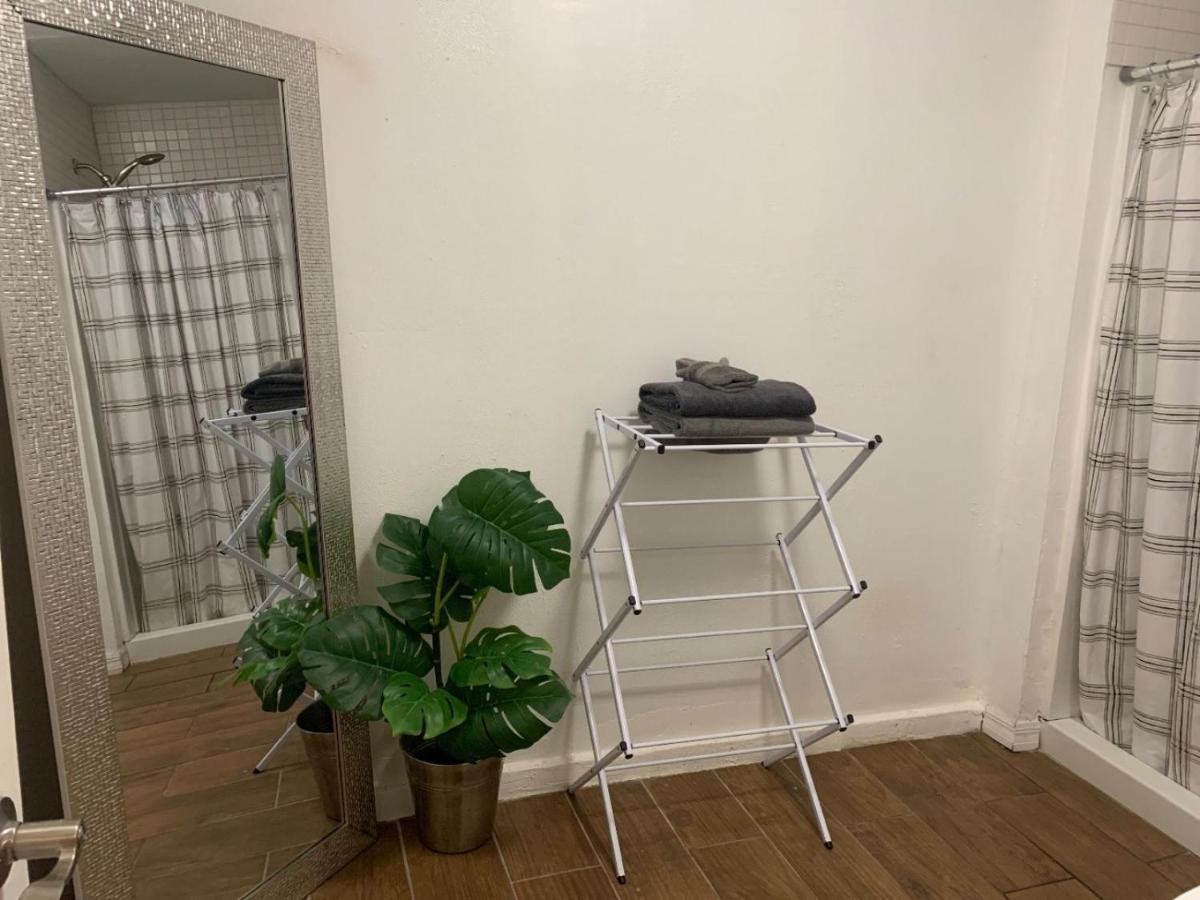 Four Different Options At One Great Location-- 1 - Spacious 3 Bed 2 Bath House Or 2- 2Nd Floor 2 Bed 1 Bath Guesthouse Or 3- 1St Floor Studio Or 3- A Tiny Home Rv Τάμπα Εξωτερικό φωτογραφία